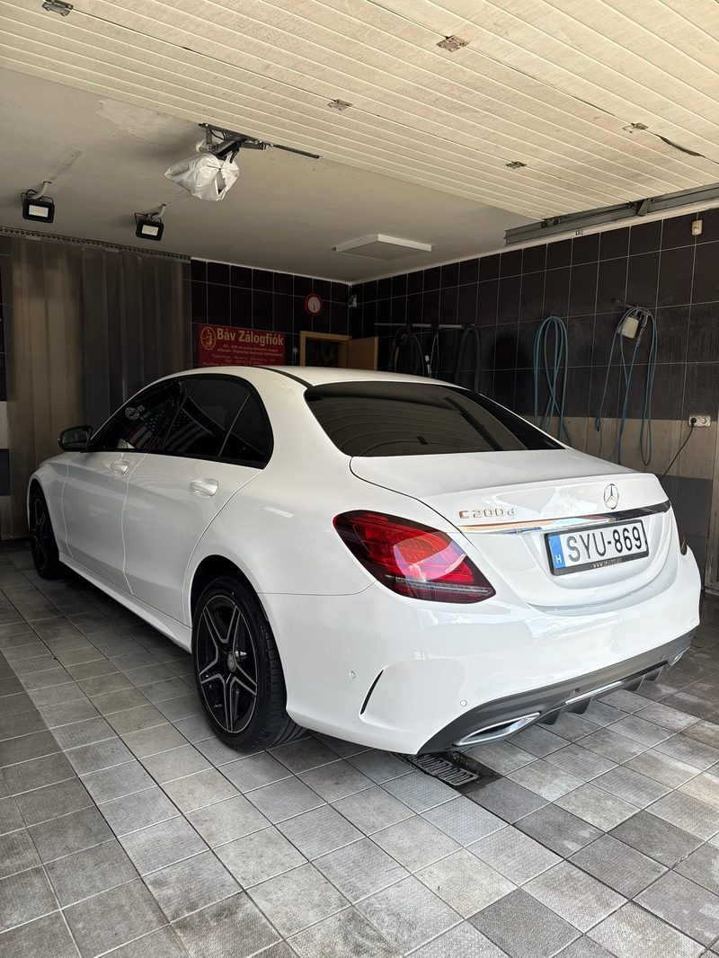 Mercedes hátsó nézete autókozmetika után