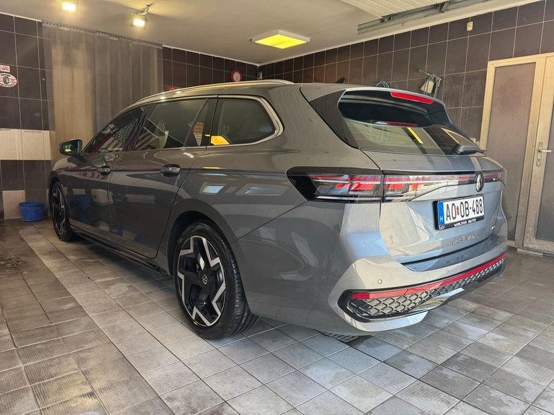 VW Passat hátulról az autókozmetika után